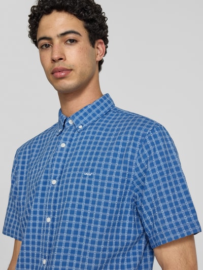 Männermodel trägt Relaxed Fit vrijetijdsoverhemd van puur katoen model 'AUTHENTIC BUTTON DOWN' van Levi's®, meerkleurig, geruit patroon, doorlopende knoopsluiting, korte mouw, button-downkraag, labelstitching, achterpas, afgeronde rompzoom, oxford-materiaal, detailopname bovenlichaam