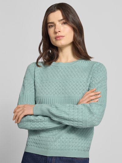 Vrouwenmodel draagt Regular Fit Pullover uit viscosemix model 'Milos' van Vila, ajourtricotlook, met lange mouwen, ronde hals, elastische boorden, lichtblauw, gaatjesmotief, tricotstructuur, vooraanzicht bovenlichaam