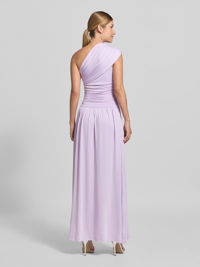 Frauenmodel trägt Cocktailkleid im One-Shoulder-Look Modell 'WINJA' von YAS in Flieder, Maxikleid, Material-Mix, Ganzkörperansicht Rückansicht.