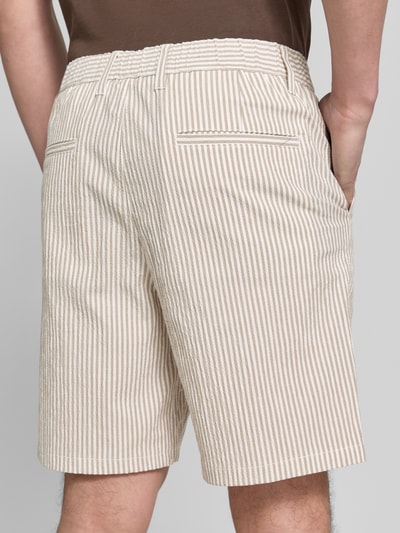 Männermodel trägt Regular Fit Bermudas aus Baumwoll-Mix Modell 'KARL' von SELECTED HOMME, wzór w paski, seersucker, mieszanka bawełny, Ganzkörperansicht Rückansicht.