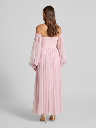 Frauenmodel trägt Abendkleid in Midilänge mit Raffungen von LACE & BEADS in Rosa, semitransparentes Off-Shoulder-Design, taillierte Passform, langärmelig, blickdichter Unterrock, Rückenlänge 129 cm, Brustweite 32 cm, Ärmellänge 65 cm, Ganzkörperansicht Rückansicht.