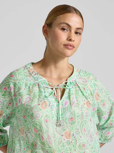 Frauenmodel trägt Regular Fit Bluse mit 3/4-Arm von Milano Italy aus Reine Baumwolle im Allover-Look mit Rundhalsausschnitt und Schnürung, Nahaufnahme Oberkörper.