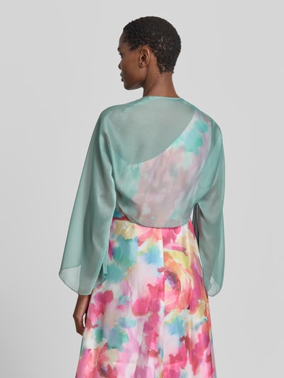 Frauenmodel trägt Semitransparenter Bolero aus fließendem Stoff von Swing, zartes Grün, leichte Chiffon-Textur, Ganzkörperansicht Rückansicht.