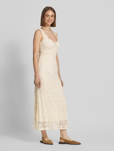 Frauenmodel trägt schmales Spitzenkleid mit tiefem V-Ausschnitt Modell 'ALBINA' von Only in Unifarben, Maxi-Länge, Spitze, blickdichtes Unterkleid, Ganzkörperansicht von vorne.