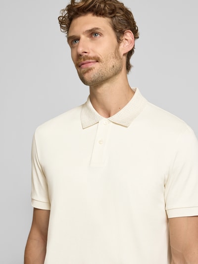 Männermodel trägt Regular Fit Poloshirt aus reiner Baumwolle Modell 'H-Parlay 49' von BOSS in Creme, glatte Struktur, Nahaufnahme Oberkörper, Herren Poloshirt von BOSS