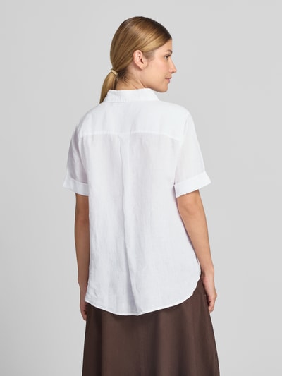 Frauenmodel trägt Regular Fit Bluse aus reinem Leinen von Marc O'Polo, unifarben, Hemdblusenkragen, kurzarm, einreihige Knopfleiste, Ganzkörperansicht Rückansicht
