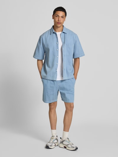 Männermodel trägt Shorts mit Strukturmuster und elastischem Bund von REVIEW aus Reine Baumwolle, Regular-Fit, Ganzkörperansicht von vorne.