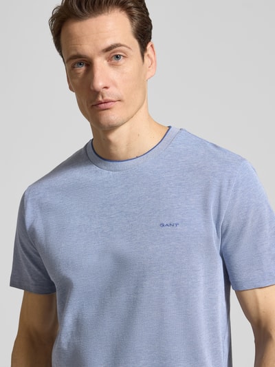 Männermodel trägt T-Shirt mit Rundhalsausschnitt und Label-Stitching von Gant in Hellblau, Reine Baumwolle, Regular-Fit, Nahaufnahme Oberkörper.
