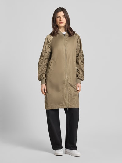Vrouwenmodel draagt Regular Fit jack met opstaande kraag model 'Ali' van Beaumont Amsterdam, olijfgroen, plooien, tweewegritssluiting, elastische mouwboorden, steekzakken, ruglengte 97 cm, schouderbreedte 47 cm, borstwijdte 55 cm, mouwlengte 60 cm, geheel beeld van voren.