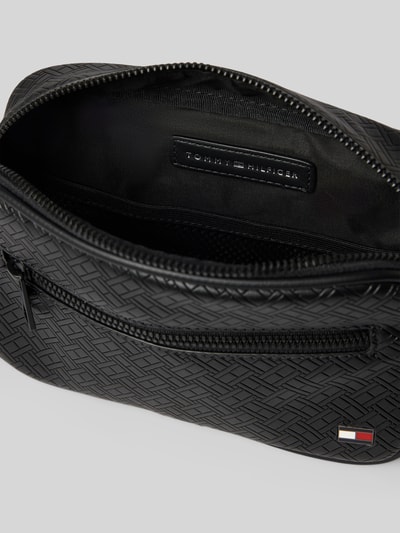 Produktfoto, Umhängetasche mit Label-Detail Modell 'EMBOSSED FLAG MODULAR' von Tommy Hilfiger aus schwarzem Kunstleder in Lederoptik mit Flag-Monogram Muster, Reißverschluss, Hauptfach, Reißverschlussfach, Netzfach und Logo-Detail