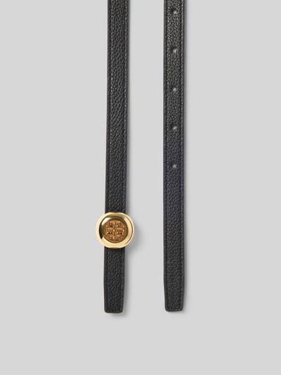 Produktfoto, Gürtel mit Logo-Detail von Tory Burch, schwarzer Damen Gürtel mit Strukturmuster, Pinschließe, eckige Spitze, zweiseitiges Design, Breite 1 cm