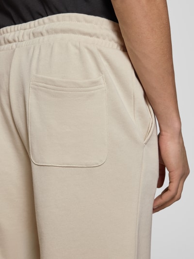Männermodel trägt Sweatshorts mit Logo Modell 'KANE' von Jack & Jones aus Baumwoll-Mix, Relaxed-Fit, Detailaufnahme Rückansicht.