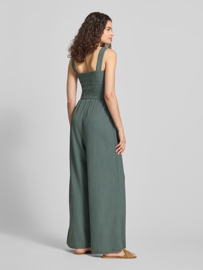 Frauenmodel trägt Regular Fit Jumpsuit mit gesmoktem Rumpf Modell 'ELISE' von ONLY in Optik: Unifarben, Ganzkörperansicht Rückansicht.