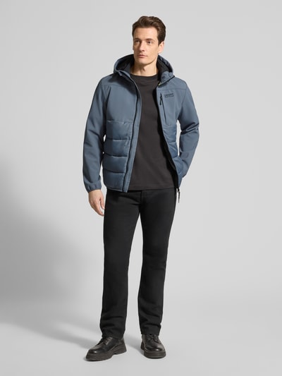 Männermodel trägt Regular Fit Steppjacke mit wasserabweisender Funktion von Tom Tailor Denim, unifarben, Kapuze, Ganzkörperansicht von vorne.