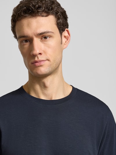 Männermodel trägt Regular Fit T-Shirt aus reiner Baumwolle Modell 'HASPEN' von SELECTED HOMME in Melange-Optik, Nahaufnahme Oberkörper.