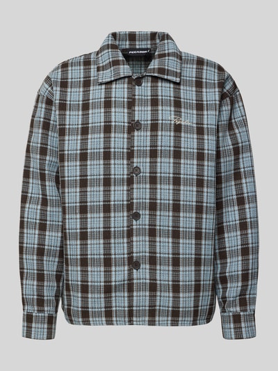 Produktfoto, Regular Fit Freizeithemd mit Label-Stitching von Pegador, Modell Rupit, kariertes Muster in Braun und Hellblau, Kentkragen, Knopfleiste, Rückenlänge 72 cm, Schulterbreite 59 cm, Ärmellänge 61 cm