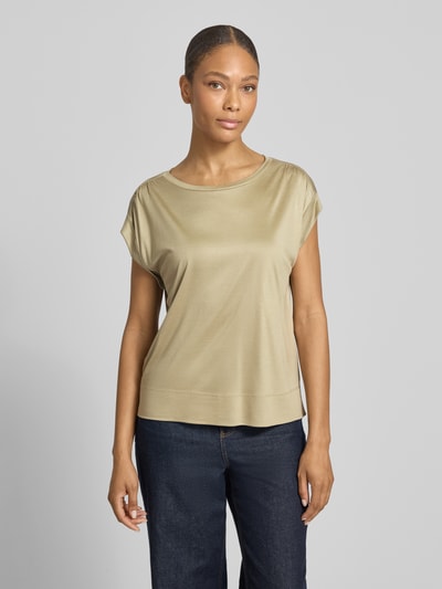 Vrouwenmodel draagt T-Shirt met fixeerde mouwomslag Modell 'Sosilla' van OPUS, pure viscose, regular fit, ronde hals, zandkleur, vooraanzicht bovenlichaam.