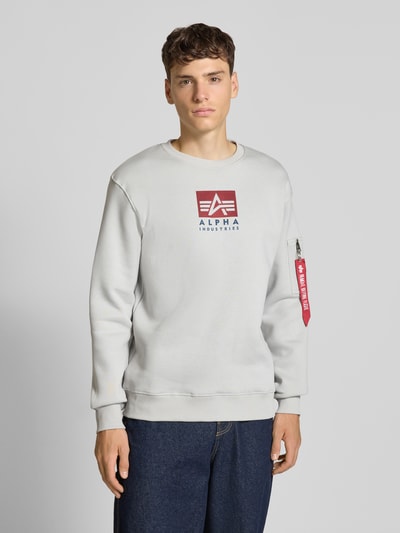 Alpha Industries Sweatshirt mit Reißverschlusstasche am Ärmel Hellgrau 4