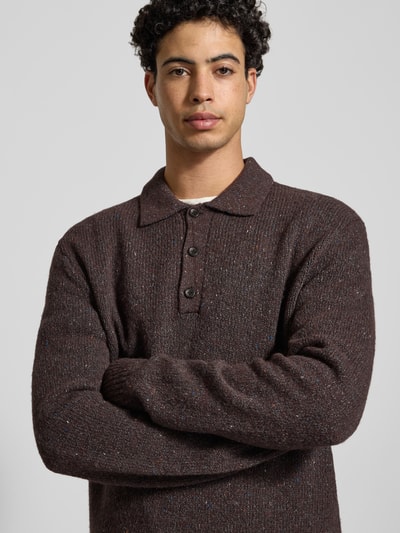 Männermodel trägt Strickpullover aus Woll-Mix mit Polokragen von Calvin Klein Jeans, Regular-Fit, Knopfleiste, Label-Detail, Nahaufnahme Oberkörper.