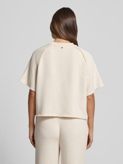 Frauenmodel trägt Regular Fit Sweatshirt aus Baumwoll-Mix Modell 'C_ELEA' von BOSS Orange in Beige, strukturierte Oberfläche, Ganzkörperansicht Rückansicht.
