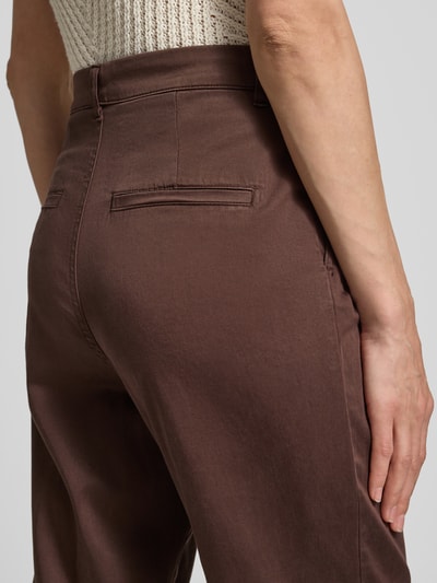 Frauenmodel trägt Chino aus Lyocell-Mix mit Eingrifftaschen von Jake*s Casual, Regular-Fit, Baumwoll-Lyocell-Anteil, Detailaufnahme Rückansicht.