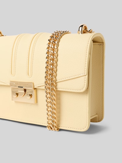 Produktfoto, Crossbody-Bag in Leder-Optik Modell 'Roros East-West' von Seidenfelt, Główna przegroda z klapką, pasek na ramię z łańcuszka, przegródka zapinana na zamek błyskawiczny w środku, szerokość w rozmiarze 1: 23 cm, długość w rozmiarze 1: 15 cm, głębokość w rozmiarze 1: 7 cm, długość paska na ramię w rozmiarze 1: 115 cm, jasny kolor, złote elementy, faktura skóropodobna