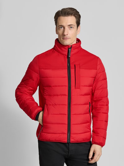 Männermodel trägt Regular Fit Steppjacke mit seitlichen Stretcheinsätzen von Tom Tailor, Optik: Unifarben, Stehkragen, wasserabweisend, Ganzkörperansicht von vorne.