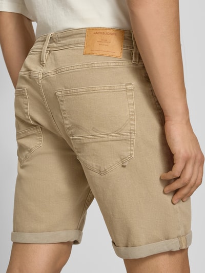 Männermodel trägt Regular Fit Shorts mit Umschlag Modell 'RICK' von Jack & Jones in Beige, Baumwoll-Mix, Rückansicht Nahaufnahme Oberkörper.