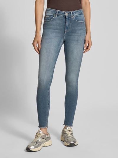 Frauenmodel trägt Skinny Fit Jeans aus Baumwoll-Mix Modell 'BLUSH' von ONLY in Hellblau mit dezenter Waschung, Ganzkörperansicht von vorne. Damen Skinny Fit Jeans von ONLY