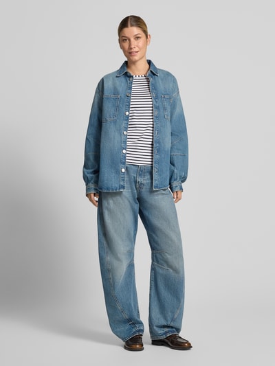 Modelka nosi bluzkę z długim rękawem 'Longsleeve im Allover-Look mit Rundhalsausschnitt' od Oui, mieszanka bawełny i mikromodalu, krój regular fit, wzór na całej powierzchni, okrągły dekolt, długość tyłu w rozmiarze 36: 60 cm, widok całej sylwetki z przodu