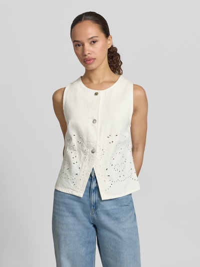 Frauenmodel trägt Weste mit Lochstickerei Modell 'JOANA' von Mango in Creme, Baumwollstoff, Druckknopf, Straight Fit, Nahaufnahme Oberkörper.