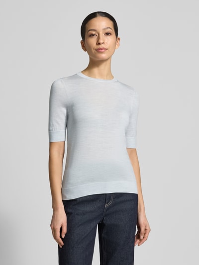 Frauenmodel trägt Shaped Fit Strickpullover aus reiner Schurwolle Modell 'Farbella' von BOSS, Optik: Unifarben, Feinstrick, Kurzarm, Ganzkörperansicht von vorne.