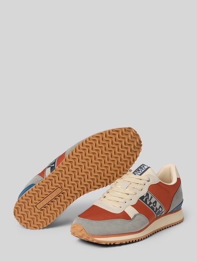 Produktfoto, Sneaker mit Label-Details Modell 'COSMOS' von Napapijri, szaro-pomarańczowe kolory, zaokrąglony nosek, sznurowanie, gumowa podeszwa, wysokość obcasa w rozmiarze 44: 3 cm, wysokość cholewki w rozmiarze 44: 9 cm, szerokość w rozmiarze 44: 7 cm, teksturowana podeszwa
