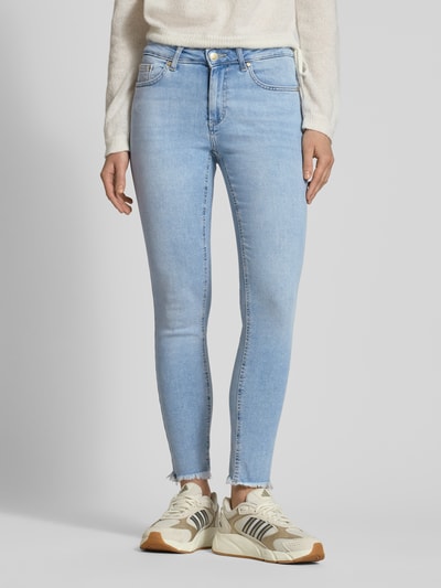 Frauenmodel trägt Skinny Fit Jeans aus Baumwoll-Mix Modell 'BLUSH' von ONLY in heller Denim-Optik mit 5-Pocket-Design und Label-Patch, Nahaufnahme Oberkörper.