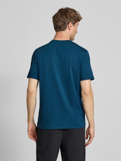 Männermodel trägt Regular Fit T-Shirt mit Logo-Stitching von PUMA PERFORMANCE aus Reine Baumwolle, Rückenlänge 67 cm, Ganzkörperansicht Rückansicht.