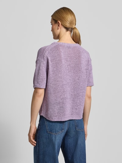 Kobiece model nosi Loose Fit Pullover aus Baumwoll-Mix od Marc O'Polo, efekt: jednolity kolor, krój loose fit, okrągły dekolt, krótki rękaw, zakończenie rękawów i dołu prążkowane, wykończenie materiału: dzianina, mieszanka bawełny; widok całej sylwetki od tyłu.