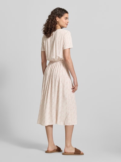 Frauenmodel trägt A-Linien Midikleid aus reiner Viskose Modell 'BARRI' von Pieces, Optik:Allover-Muster, Midi, Gerade, Ganzkörperansicht Rückansicht.