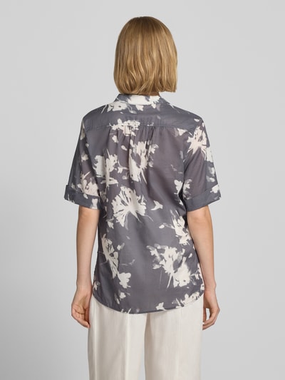 Frauenmodel trägt Relaxed Fit Kurzarmbluse aus reiner Baumwolle von Marc O'Polo in Grau mit weißem Blumenmuster, Ganzkörperansicht Rückansicht, Damen Kurzarmbluse von Marc O'Polo.