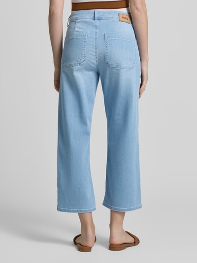 Frauenmodel trägt Wide Fit Jeans in verkürzter Passform Modell 'Linn' von Angels, hellblauer elastischer Baumwoll-Mix, Nietenbesatz, Gesäßtaschen, Detailaufnahme Ganzkörperansicht Rückansicht.