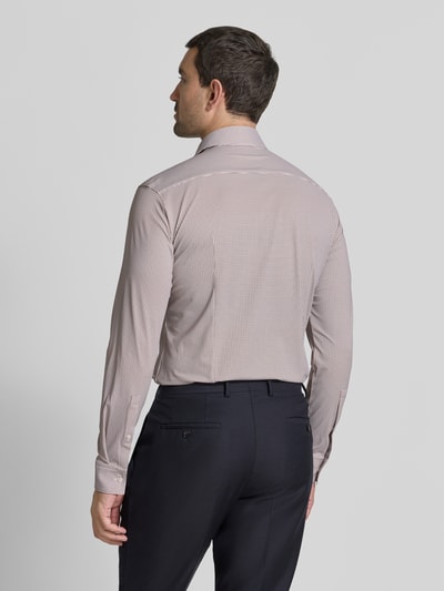 Mannelijk model draagt slim fit zakelijk overhemd met kentkraag model 'KENNO' van HUGO in lichtbruin, heren, rugaanzicht,