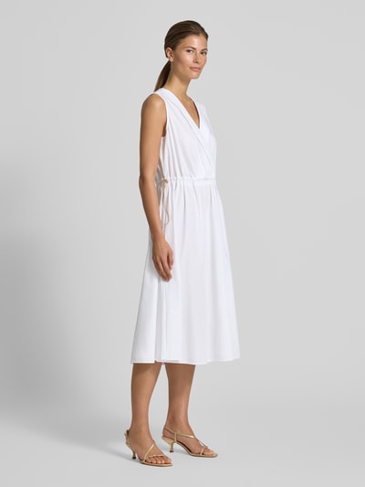 Frauenmodel trägt Knielanges Cocktailkleid mit Kordelzug und Kordelstoppern von Rinascimento aus Reine Baumwolle, Weiß, Taillierter Schnitt, V-Ausschnitt, Knielänge, Ganzkörperansicht von vorne.