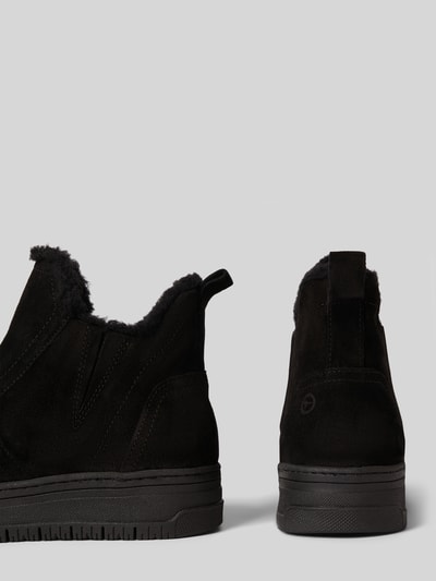Produktfoto, Chelsea Boots aus reinem Leder von Tamaris in Optik: Unifarben mit Schuhspitze: Rund, Absatzform: Flach, strukturiertem Sohle, Logo-Prägung, Materialverarbeitung: Veloursleder, Farbe Schwarz