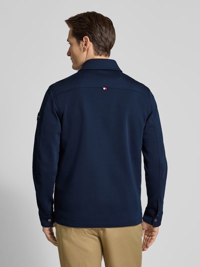 Männermodel trägt Regular Fit Sweatjacke aus Baumwoll-Mix von Tommy Hilfiger in Dunkelblau, unifarben, Rückansicht, Ganzkörperansicht.