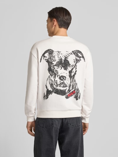 Männermodel trägt Regular Fit Sweatshirt aus reiner Baumwolle Modell 'DUBRAXO' von HUGO, Optik: Unifarben, Motiv-Print, Ganzkörperansicht Rückansicht.