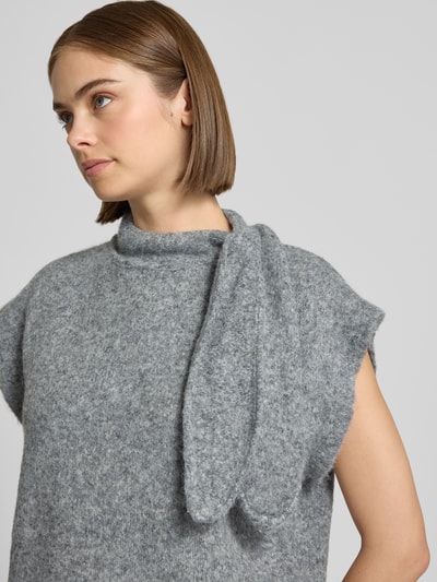 Frauenmodel trägt Regular Fit T-Shirt mit Woll-Anteil Modell 'Cassi' von Topshop, grauer Strick, Stehkragen, kurzärmelig, Nahaufnahme Oberkörper, elastischer Material-Mix, Rückenlänge bei Größe S 54 cm