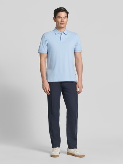 Männermodel trägt Regular Fit Poloshirt aus reiner Baumwolle Modell 'C-PARRIS' von BOSS in Hellblau, Piqué-Textur, Ganzkörperansicht von vorne
