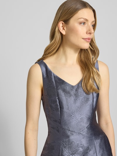 Modelka kobieca ma na sobie Regular Fit Abendkleid mit floralen Allover-Design od Swing, krój regular fit, linia a, taliowany, bez rękawów, dekolt w serek, zamek błyskawiczny, kwiatowy wzór na całej powierzchni, kolor szary, szerokość w rozmiarze 36: 45 cm, długość tyłu w rozmiarze 36: 134 cm, zbliżenie na górną część ciała z przodu