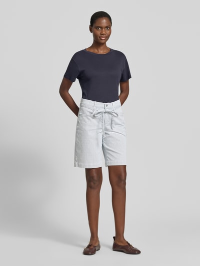 Vrouwenmodel draagt lichtblauwe Bermudas met strikceintuur van puur katoen, regular fit, model 'Lia City' van Angels, geheel vooraanzicht.