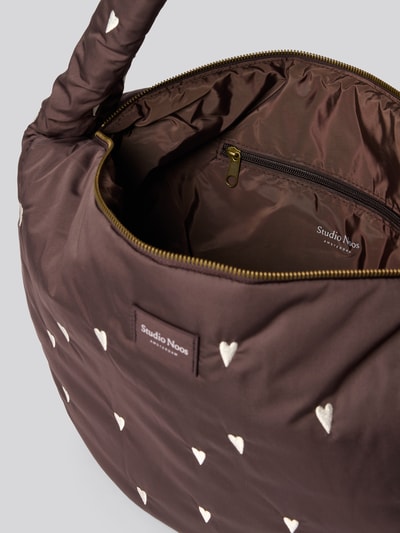 Produktfoto, braune Shoulder Bag mit Allover-Motiv-Stitching und Logo-Detail, Reißverschluss, Modell 'Puffy' von Studio Noos, glatte Textur