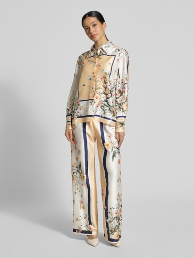 Frauenmodel trägt Wide Fit Stoffhose aus Satin von Liu Jo White mit floralem Allover-Print, elastischer Bund mit Tunnelzug, Ganzkörperansicht von vorne.